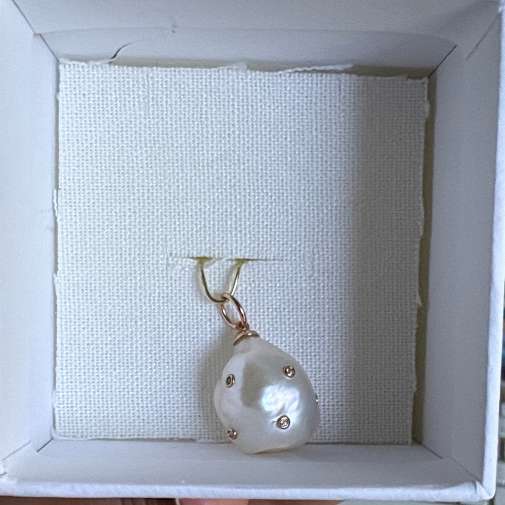🇨🇦 Gold Baroque freshwater Pearl Charm with cz stones